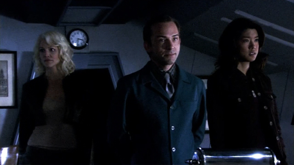 تریشیا هلفر در صحنه سریال تلویزیونی ناوبر فضایی گالاکتیک به همراه Grace Park و Matthew Bennett