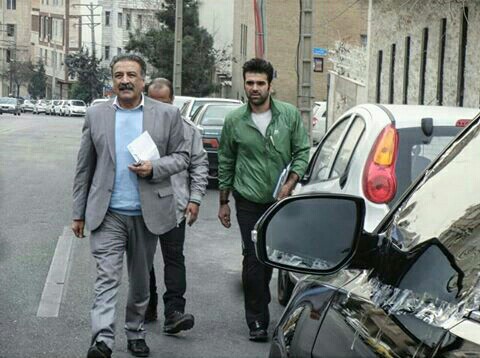 تصویری از علیرضا شفیعی، بازیگر و دستیار کارگردان سینما و تلویزیون در حال بازیگری سر صحنه یکی از آثارش