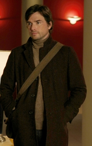 Matthew Settle در صحنه سریال تلویزیونی دختر شایعه ساز