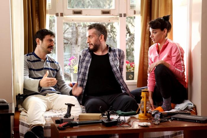 Seda Bakan در صحنه سریال تلویزیونی سهم برادری به همراه Ahmet Kural و Murat Cemcir