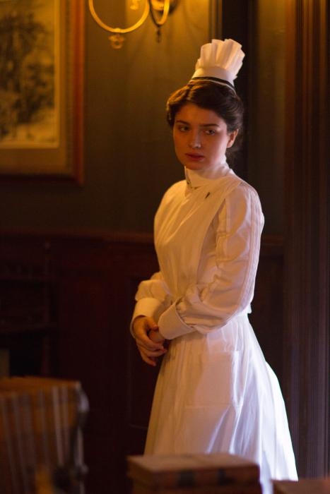 Eve Hewson در صحنه سریال تلویزیونی نیک