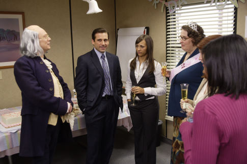 Rashida Jones در صحنه سریال تلویزیونی اداره به همراه استیو کارل، فیلیس اسمیت و میندی کالینگ