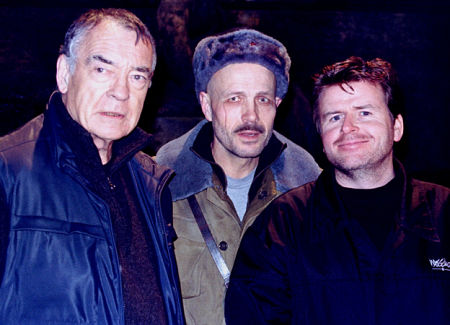 سایمون وست در صحنه فیلم سینمایی لارا کرافت: مهاجم مقبره به همراه Richard Johnson و Olegar Fedoro