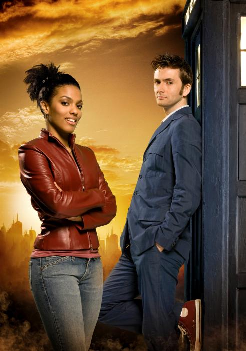 Freema Agyeman در صحنه سریال تلویزیونی Doctor Who به همراه دیوید تننت