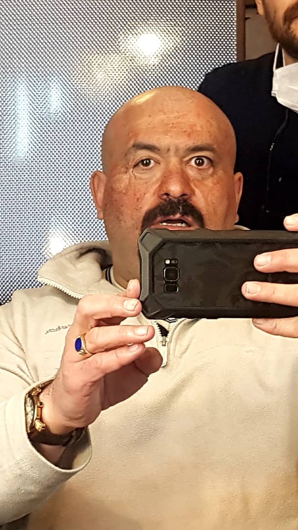 تصویری از محمد حاج بابا، بازیگر سینما و تلویزیون در پشت صحنه یکی از آثارش