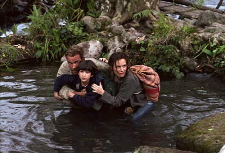 Francesca Neri در صحنه فیلم سینمایی آسیب ناخواسته به همراه Tyler Posey و آرنولد شوارتزنگر