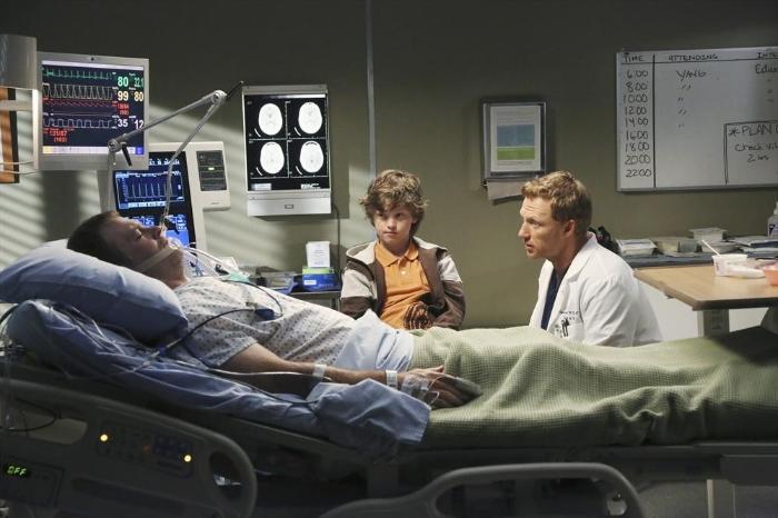 Kyle Red Silverstein در صحنه سریال تلویزیونی آناتومی گری به همراه Michael Buie و کوین مک کید