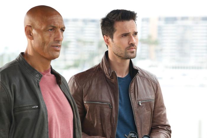 Daz Crawford در صحنه سریال تلویزیونی ماموران شیلد به همراه Brett Dalton