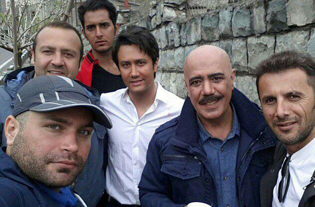 شاهرخ استخری مراغه در پشت صحنه سریال تلویزیونی آمین به همراه امین حیایی و کاظم بلوچی