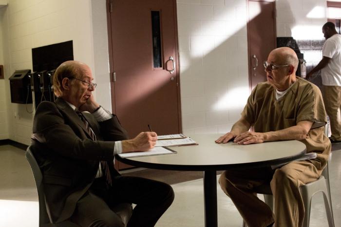 جفری تامبور در صحنه فیلم سینمایی حسابدار به همراه جی. کی. سیمونز