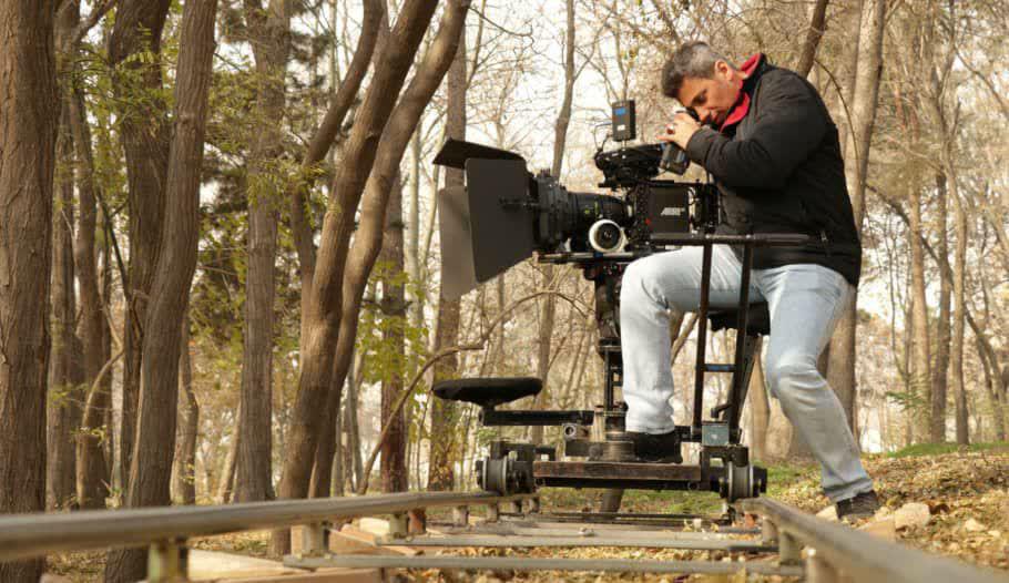 تصویری از عباس بغداد دره‌ئی، عکاس و مستندسازی پروژه (فیلمبردار پشت صحنه) سینما و تلویزیون در پشت صحنه یکی از آثارش
