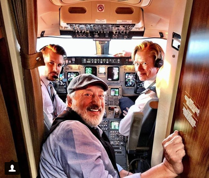 تصویری از ابراهیم حامدی، بازیگر سینما و تلویزیون در حال بازیگری سر صحنه یکی از آثارش