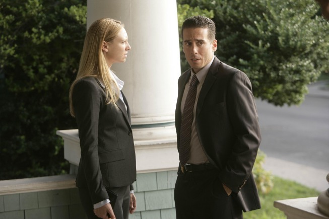 Kirk Acevedo در صحنه سریال تلویزیونی فرینج به همراه Anna Torv