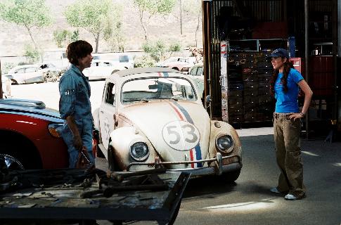 Herbie The Love Bug در صحنه فیلم سینمایی هربی پرواز میکند به همراه Lindsay Lohan