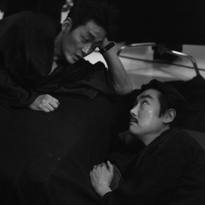 Jung-woo Ha در صحنه فیلم سینمایی The Handmaiden به همراه Jin-woong Jo