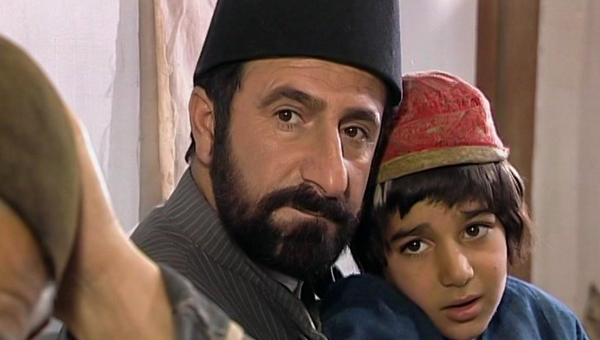 مهران رجبی در صحنه سریال تلویزیونی روزگار قریب به همراه پرهام کرمی
