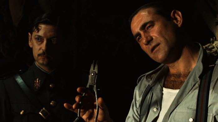 مانولو سولو در صحنه فیلم سینمایی هزارتوی پن به همراه سرژی لوپس