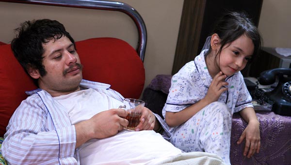 نیکی نصیریان در صحنه سریال تلویزیونی بزنگاه به همراه علی صادقی