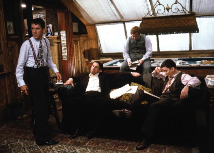 جیمز هایدن در صحنه فیلم سینمایی روزی روزگاری در آمریکا به همراه ویلیام فورسایت، رابرت دنیرو و جیمز وودز