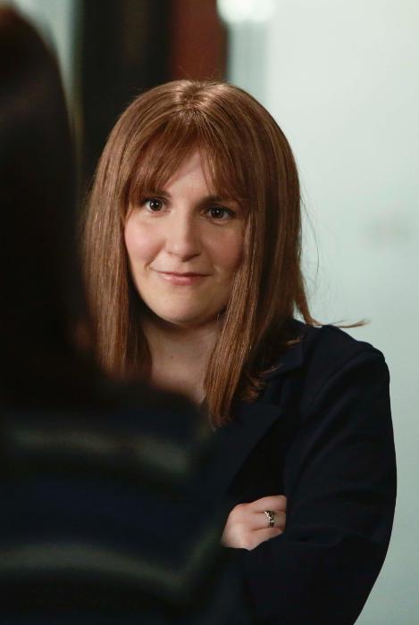 Lena Dunham در صحنه سریال تلویزیونی رسوایی
