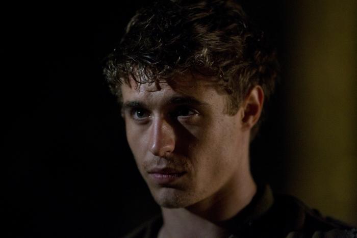 Max Irons در صحنه فیلم سینمایی میزبان