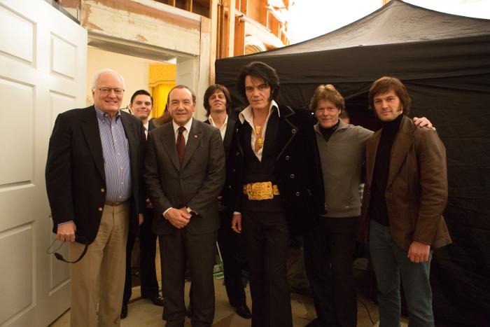ایوان پیترز در صحنه فیلم سینمایی الویس و نیکسون به همراه کوین اسپیسی، Johnny Knoxville، Alex Pettyfer و مایکل شانون