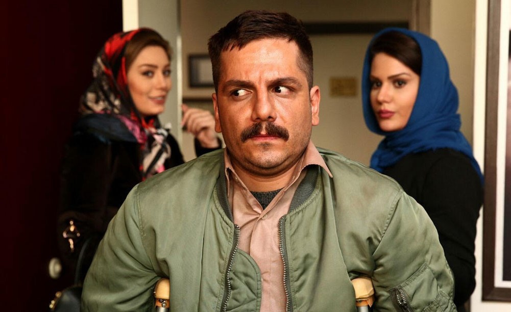 رز رضوی در صحنه فیلم سینمایی همه چی عادیه به همراه عباس غزالی و سحر قریشی