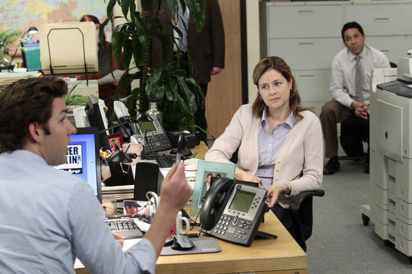اسکار نونز در صحنه سریال تلویزیونی اداره به همراه Jenna Fischer و جان کرازینسکی