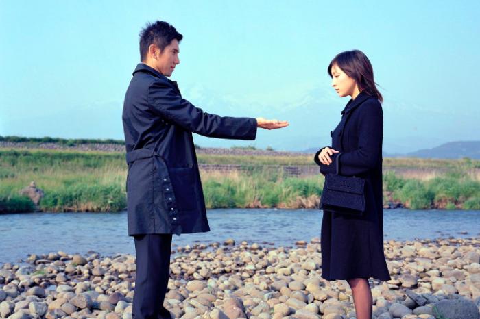 Ryôko Hirosue در صحنه فیلم سینمایی عزیمت ها به همراه Masahiro Motoki