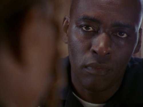 Michael Jace در صحنه سریال تلویزیونی شیلد