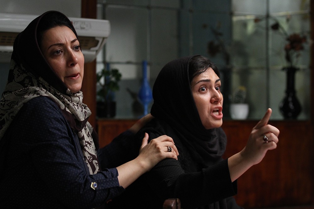 نگار عابدی در صحنه فیلم سینمایی سد معبر به همراه باران کوثری