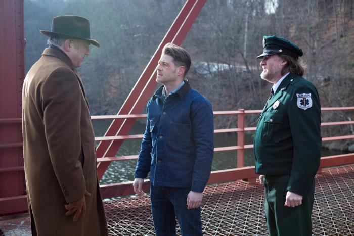 جان دومن در صحنه سریال تلویزیونی گاتهام به همراه دونال لوگ و بن مکنزی