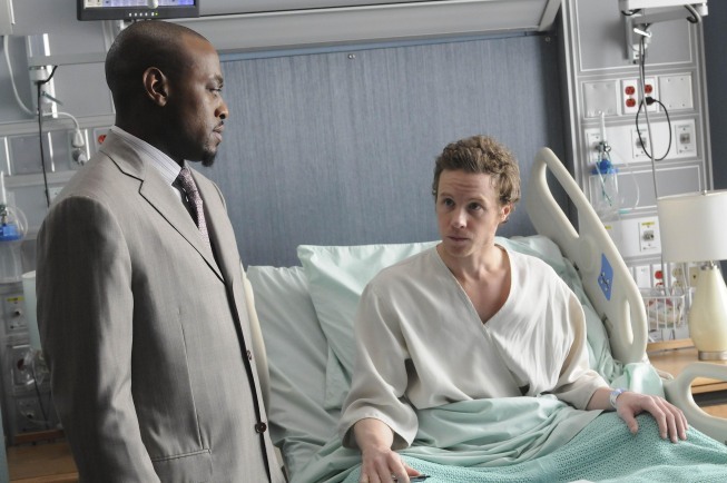Ashton Holmes در صحنه سریال تلویزیونی دکتر هاوس به همراه عمر اپس