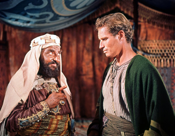 Hugh Griffith در صحنه فیلم سینمایی بن هور به همراه Charlton Heston