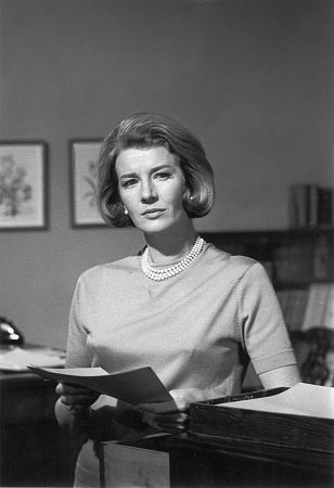 Lois Maxwell در صحنه فیلم سینمایی پنجه طلایی