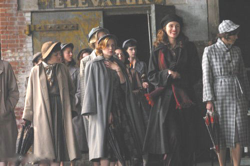 Laura Allen در صحنه فیلم سینمایی لبخند مونالیزا به همراه جنیفر میشل گودوین