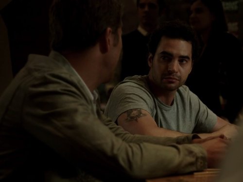 Ross Thomas در صحنه سریال تلویزیونی Gang Related به همراه Ramon Rodriguez