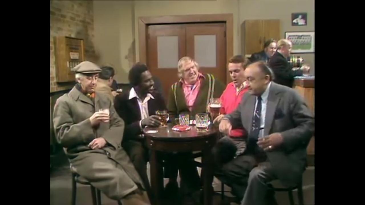 Jack Smethurst در صحنه سریال تلویزیونی Love Thy Neighbour به همراه Rudolph Walker، Paul Luty، Keith Marsh و Tommy Godfrey