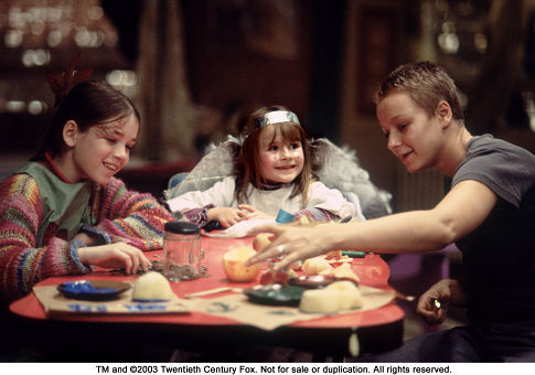 Sarah Bolger در صحنه فیلم سینمایی در آمریکا به همراه Emma Bolger و سامانتا مورتون