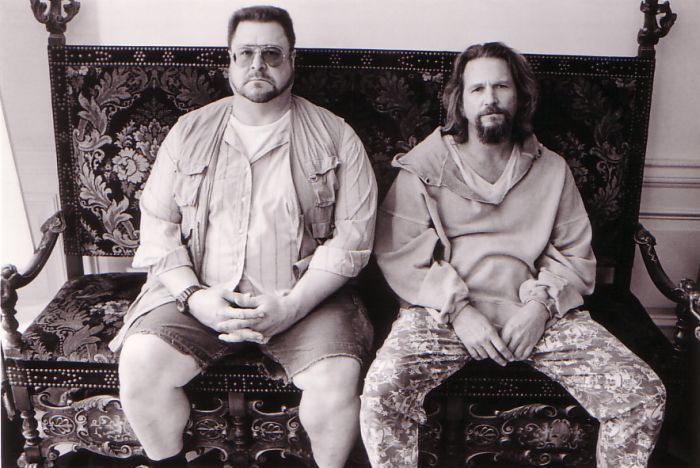 جف بریجز در صحنه فیلم سینمایی لبوفسکی بزرگ به همراه جان گودمن