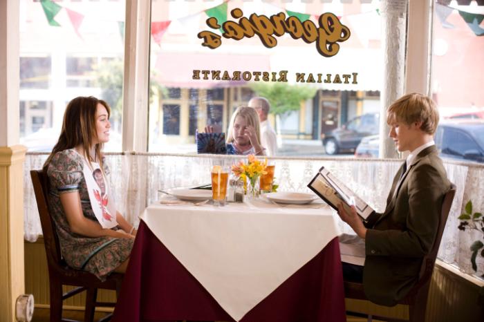 مایلی سایرس در صحنه فیلم سینمایی Hannah Montana: The Movie به همراه لوکاس تیل و Emily Grace