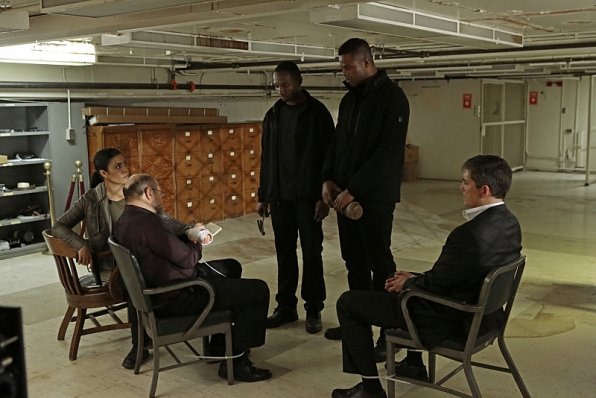 Enrico Colantoni در صحنه سریال تلویزیونی مظنون به همراه Winston Duke، Jim Caviezel، Jessica Pimentel و Jamie Hector