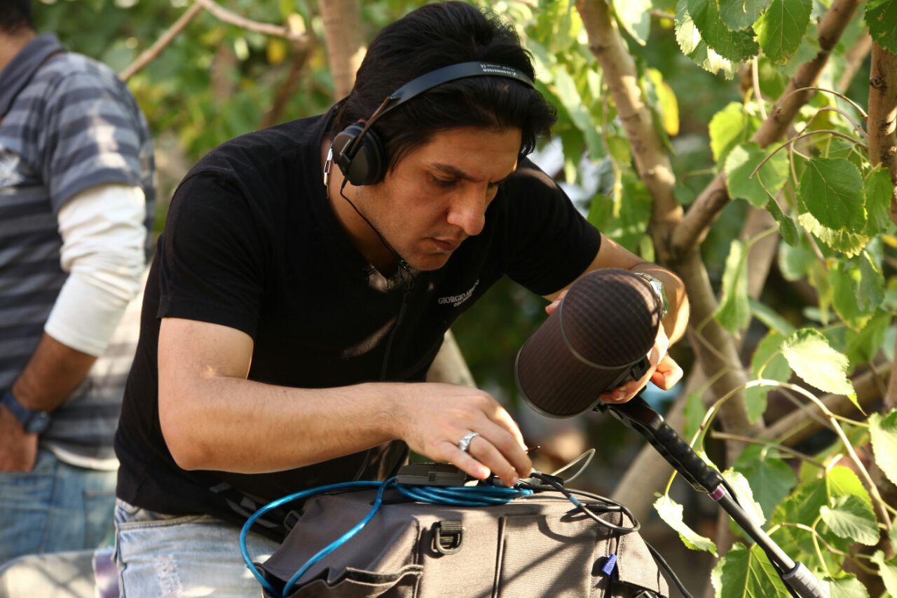 تصویری از میثم یاردیلو، صدابردار و بازیگر سینما و تلویزیون در پشت صحنه یکی از آثارش