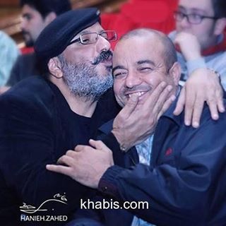 تصویری از سعید آقاخانی، بازیگر و کارگردان سینما و تلویزیون در حال بازیگری سر صحنه یکی از آثارش