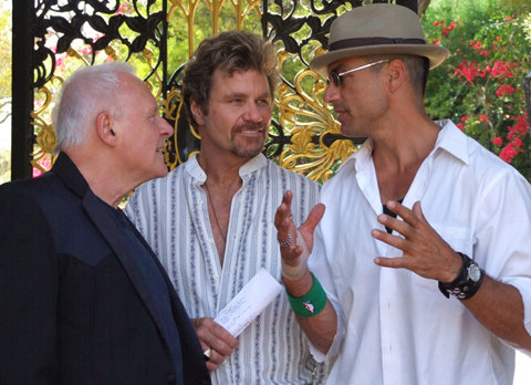 مارتین کووا در صحنه فیلم سینمایی Bare Knuckles به همراه Eric Etebari و آنتونی هاپکینز