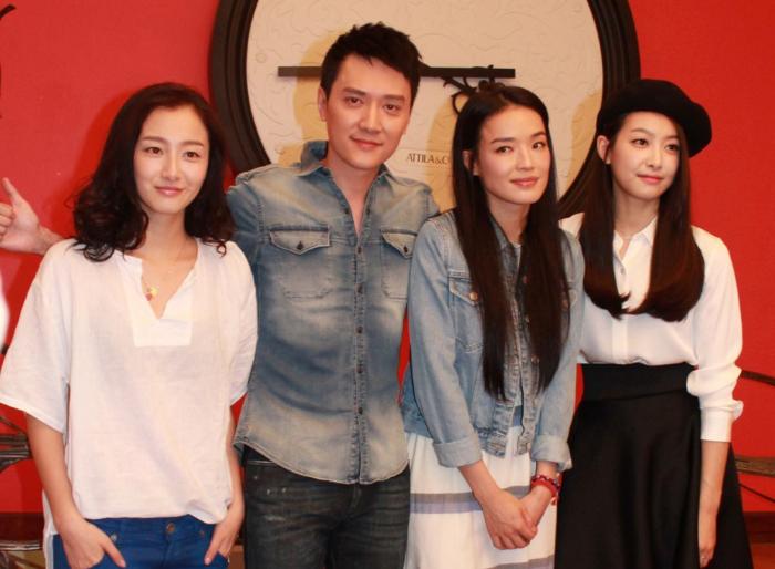 Qi Shu در صحنه فیلم سینمایی My Best Friend's Wedding به همراه Victoria Song، Qing Ye و Shaofeng Feng