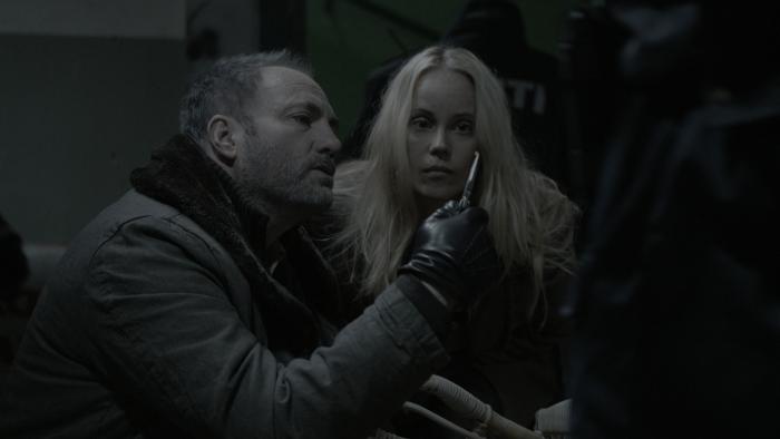 Kim Bodnia در صحنه سریال تلویزیونی پل به همراه Sofia Helin