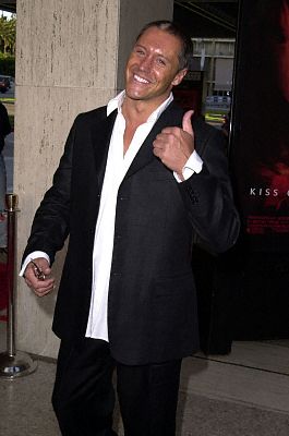 Max Ryan در صحنه فیلم سینمایی بوسه اژدها