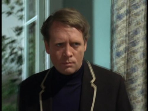 Patrick McGoohan در صحنه سریال تلویزیونی The Prisoner