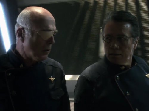 Michael Hogan در صحنه سریال تلویزیونی ناوبر فضایی گالاکتیک به همراه ادوارد جیمز آلموس